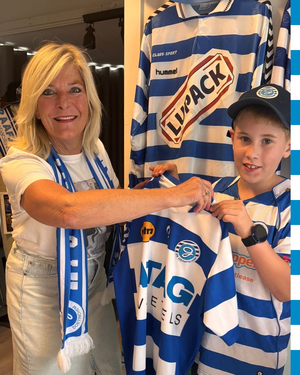 DG_HETmuseum's tweet photo. Afgelopen vrijdag bracht Erik vlak voor de thuiswedstrijd tegen VVV-Venlo met zijn zoontje en neefje het thuis- én uitshirt uit 2014/15 voor HET Museum. 

Dank jullie wel mannen, deze krijgen een prachtige plek in onze collectie! 💙🤍

#DeGraafschapHETMuseum #DeGraafschap https://t.co/Z6CxzzbNua