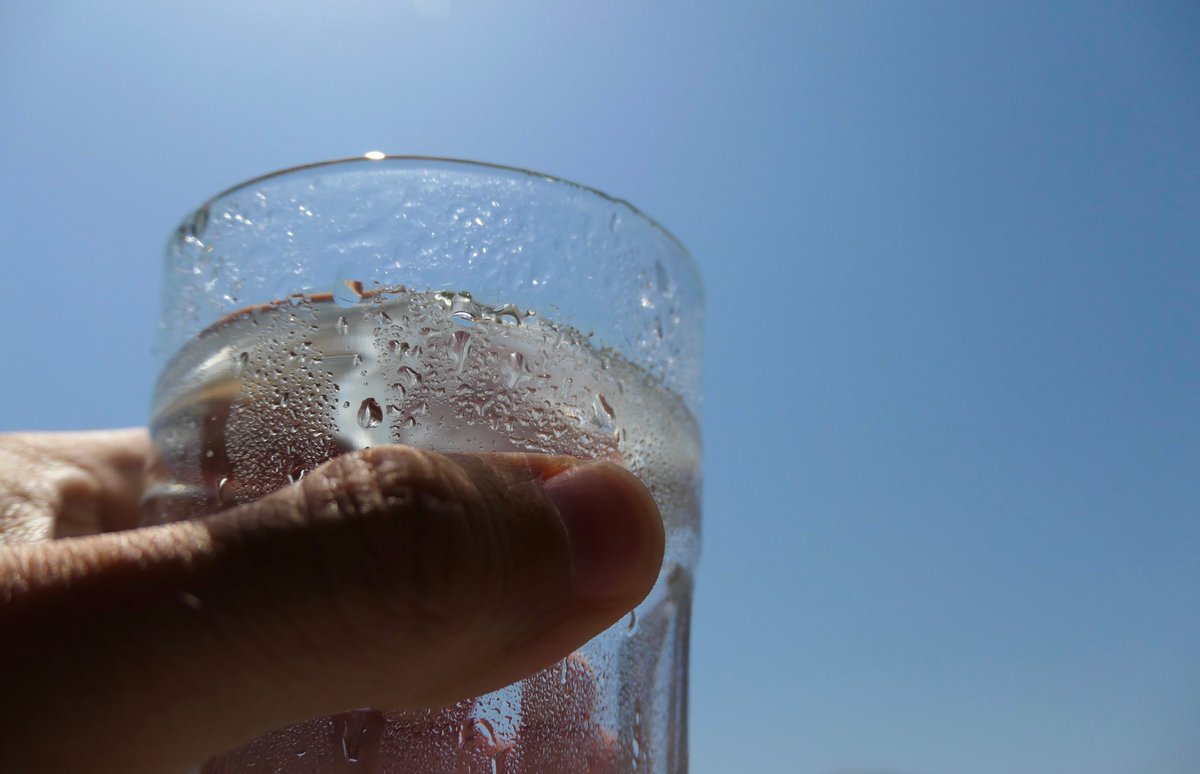 [#Canicule] La région IDF a été placée en vigilance orange 🟠 par <a href="/meteofrance/">Météo-France</a>.

Une bonne hydratation (avec l'eau du robinet), une alimentation adaptée et quelques gestes simples permettent de mieux supporter les températures &amp; de rester en bonne santé ↕️ sedif.com/cetetejadoptel…