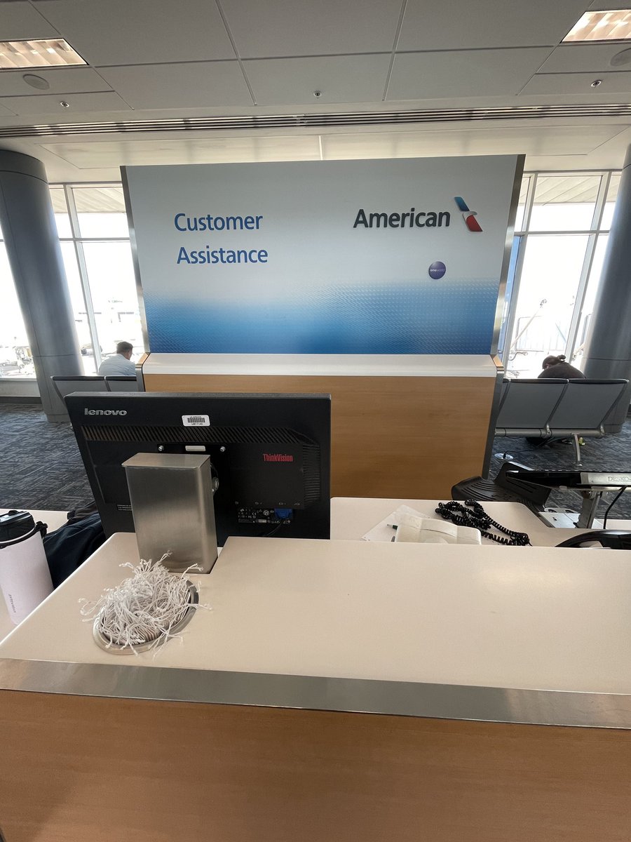 PhillBlair803's tweet photo. @AmericanAir 's customer service desk. https://t.co/pOtLCzaicl