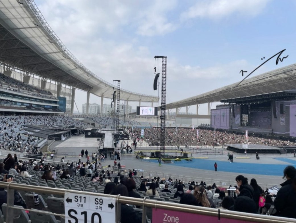 일단 첫콘 play&amp;stay는 취소히고 결국 어렵게 잡은 믹콘만 간다 하지만 첫콘 취켓은 계속된다 

두번째 사진 막콘 시야 예상(?) 사진인데 같은구역이지만 난 좀 더 뒤라 더 멀겠지만 그래도 5만번 시작에 이장도면 만족이다… 

다들 티켓킹하느라 수고했어요 !
취켓팅도 화이팅입니당🥵