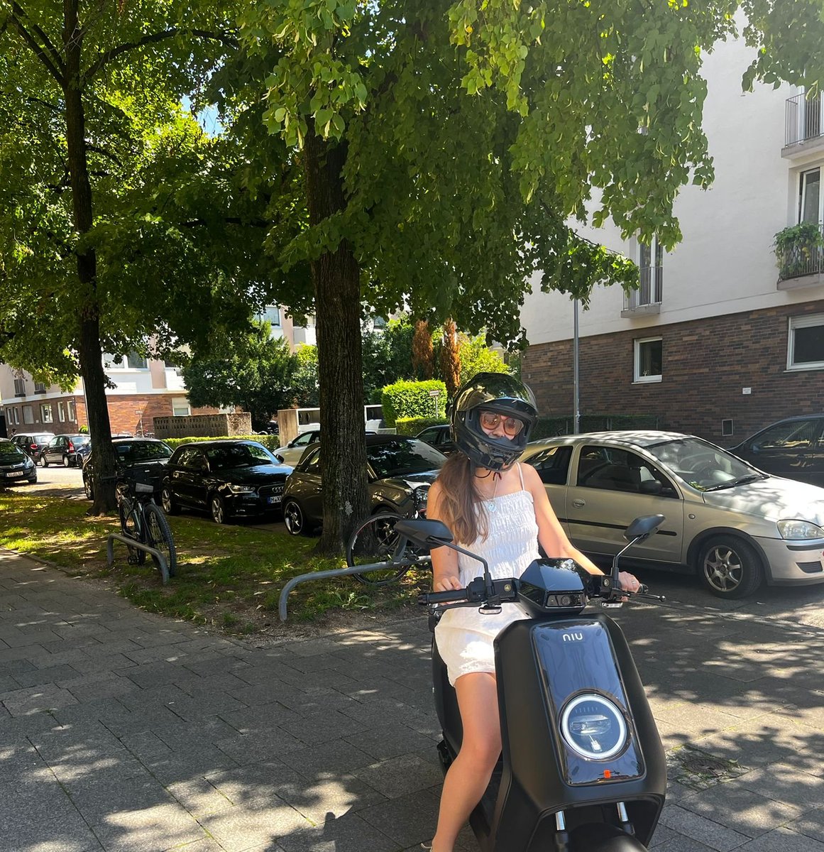 The sun is shining, scooters are whizzing through Munich, off to the beer garden! Cold beer, laid-back vibes, a touch of frivolity – summer, sexy and free! #MunichVibes #BeerGardenLove