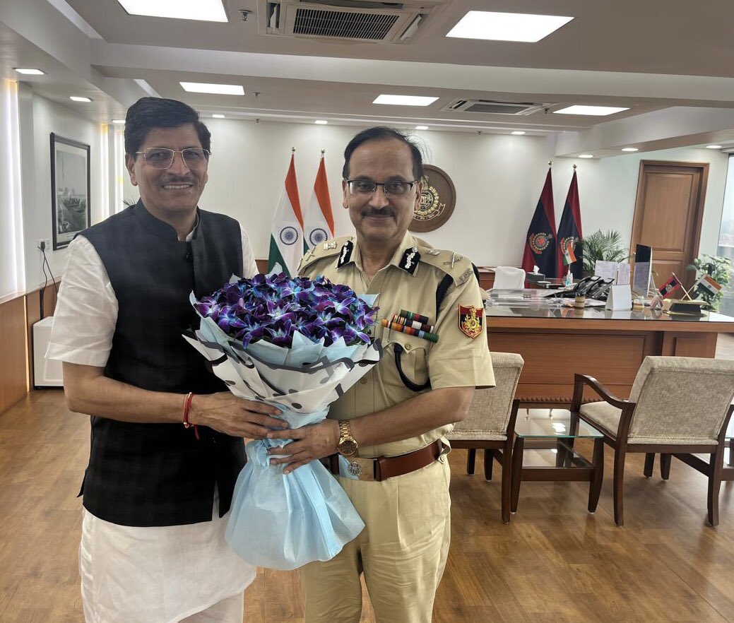 ashokthakursbjp's tweet photo. आज दिल्ली पुलिस के आयुक्त (Commissioner) आदरणीय एस बी के सिंह जी से मुलाक़ात की और उन्हें नयी ज़िम्मेदारी के लिए बधाई दी ।@BJP4Delhi @BJP4India @Bjp4Outer @PavanRanaRSS 
#DelhiPolice @Virend_Sachdeva @JPNadda https://t.co/KBqd9J9msm
