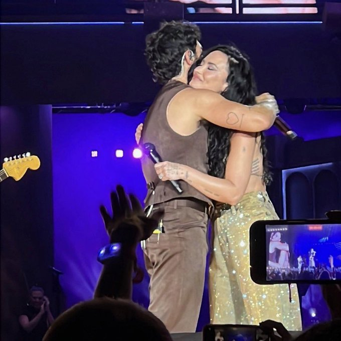 TerriblePic's tweet photo. @fightformiley Demi Lovato and Joe Jonas in 2007 and 2025 https://t.co/Ph3p5CMy11