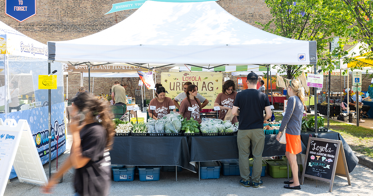 Happy Market Monday! Stop by the Edgewater Monday Market from 3 pm to 6 pm to pick up local, sustainably grown produce from the Loyola Urban Agriculture team. (Broadway Armory parking lot, at Thorndale and Broadway.)