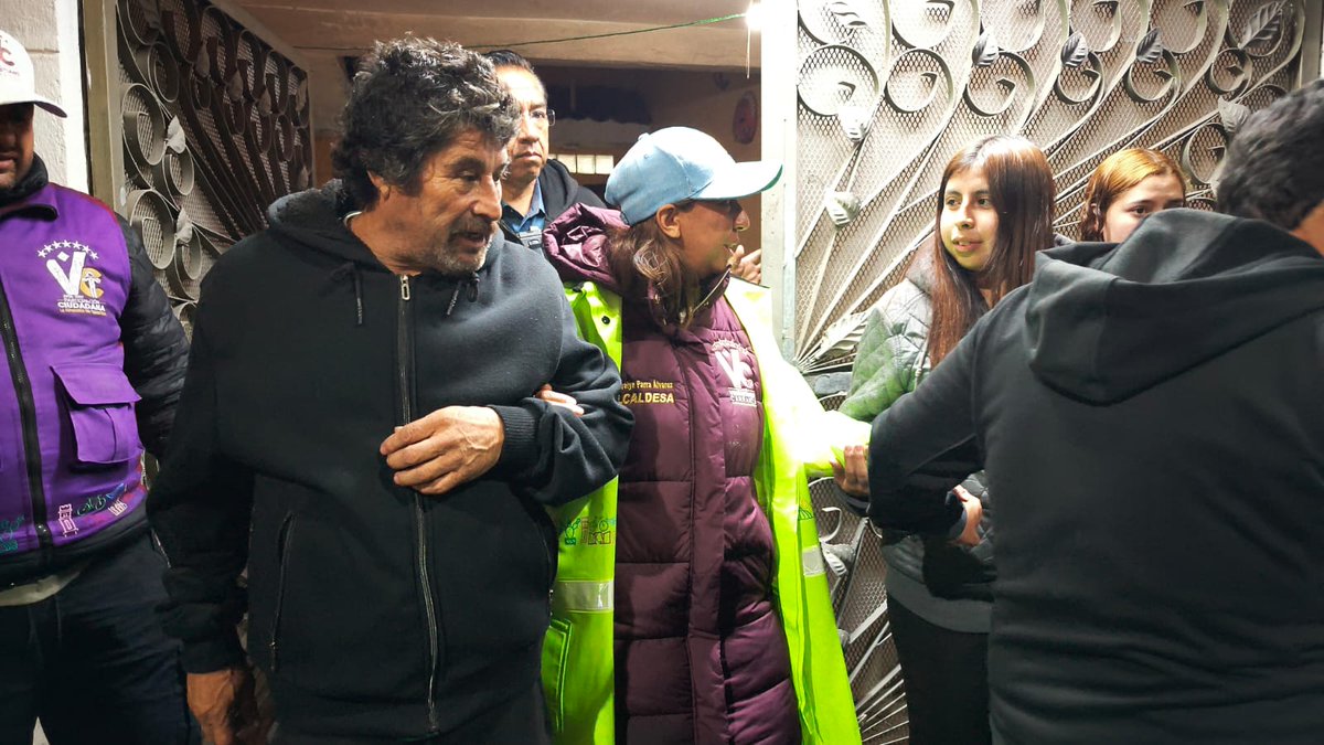 evelyn_parraA's tweet photo. 💧🚧 De primera mano atendimos a las y los vecinos de las distintas colonias en Venustiano Carranza. Nuestros equipos y camiones vactor trabajaron sin descanso para desazolvar y minimizar afectaciones, porque en VC trabajamos 24/7 por nuestra comunidad. 💪 #VCTrabaja #LluviasCDMX https://t.co/twGbqjfrR1