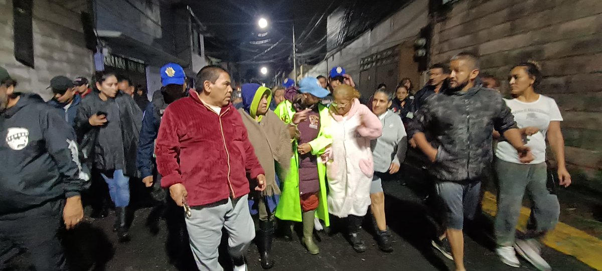 evelyn_parraA's tweet photo. 💧🚧 De primera mano atendimos a las y los vecinos de las distintas colonias en Venustiano Carranza. Nuestros equipos y camiones vactor trabajaron sin descanso para desazolvar y minimizar afectaciones, porque en VC trabajamos 24/7 por nuestra comunidad. 💪 #VCTrabaja #LluviasCDMX https://t.co/twGbqjfrR1