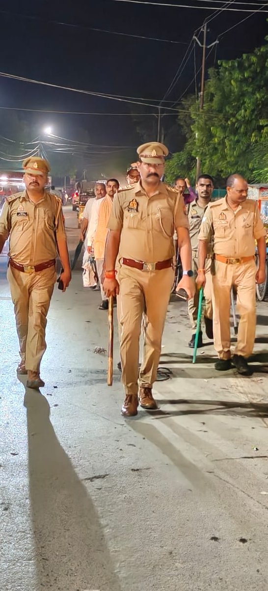 #SPBallia श्री ओमवीर सिंह के निर्देशन में जनपद में आगामी त्यौहारों व शांति एवं कानून व्यवस्था बनाए रखने तथा आमजन में सुरक्षा का भाव जागृत करने के उद्देश्य से #Ps_सिकन्दरपुर पुलिस द्वारा मुख्य मार्गाें व अन्य भीड़ वाले  स्थानों पर पैदल गस्त की गई।

#Ballia #बलिया #UPPolice
