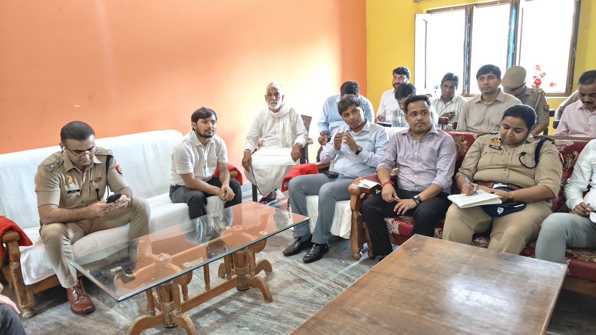 dmchandauli's tweet photo. बाबा कीनाराम जन्मोत्सव को लेकर पुलिस अधीक्षक के साथ व्यवस्थाओं का  स्थलीय भ्रमण कर संबंधित अधिकारी एवं मठ के पदाधिकारियों संग समीक्षा बैठक कर सुरक्षा व्यवस्था के साथ शांतिपूर्ण तरीके से जन्मोत्सव संपन्न कराने के निर्देश। @UPGovt
@CMOfficeUP
@InfoDeptUP https://t.co/OHtMy4yYP5