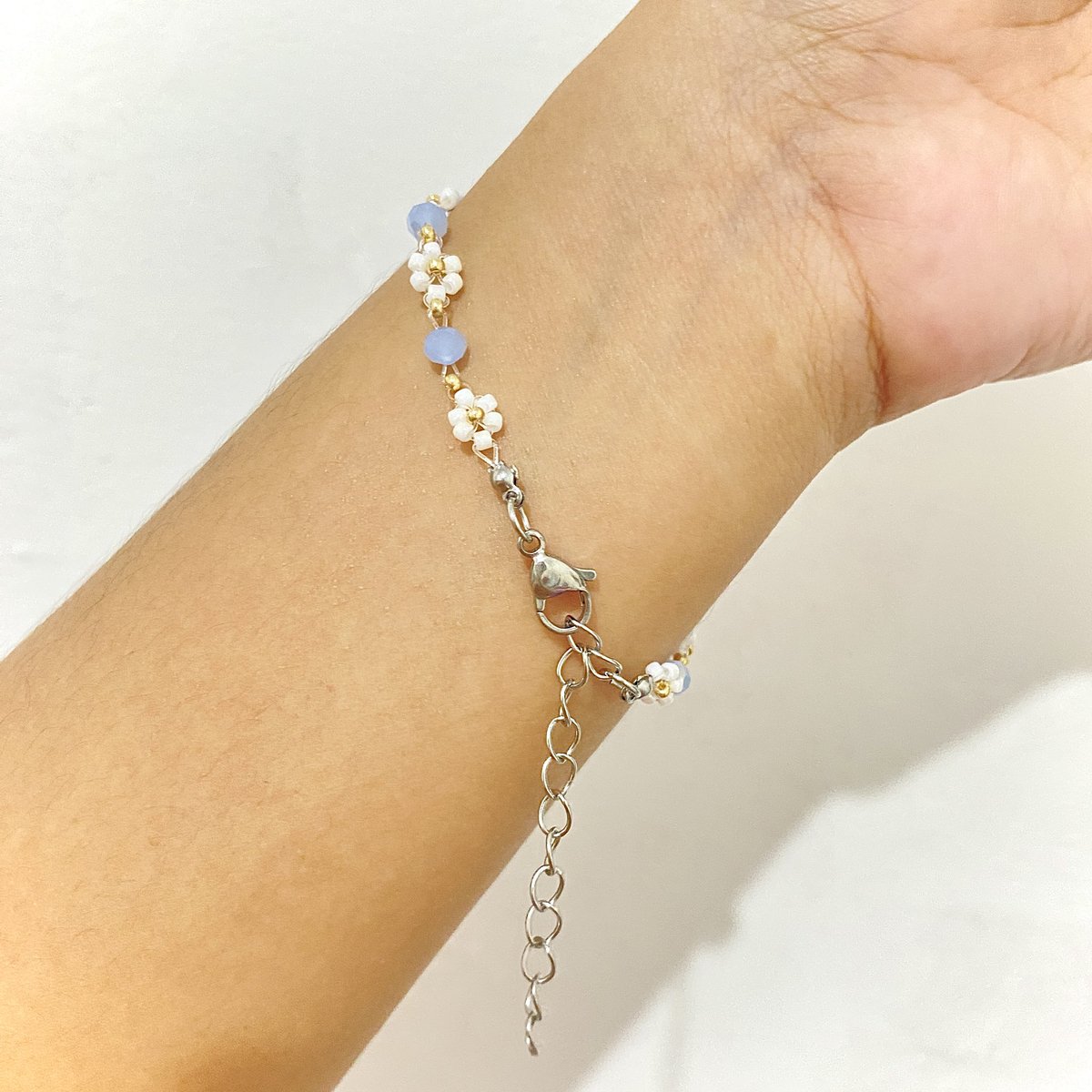 bloomeads's tweet photo. Hei… 👋 Halo… 👋 Kak lihat sini… 👋 

Ready 🌸 Florence Bracelet 🌸
Si gelang manik cantik bentuk bunga dengan kombinasi manik crystal, cocok banget untuk look simple but elegant 🌸

✅ manik MGB Jepang
✅ stainless steel 

💸 27K

https://t.co/oGHUfAxi3U https://t.co/561RsnLPyE