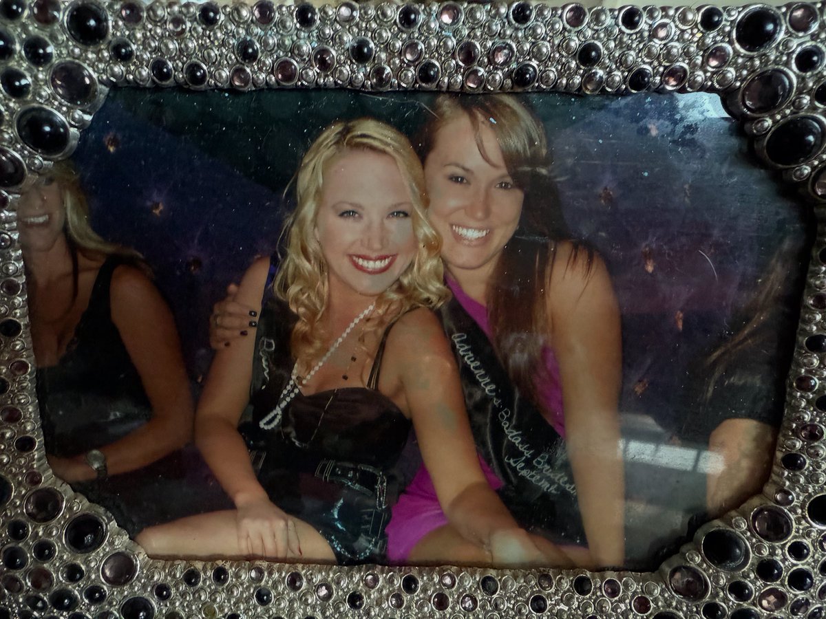adriennefrantz's tweet photo. Can everyone please say prayers for my best friend Amy O’Rourke. She is in life saving cancer surgery right now. Please God keep angels around her right now! Please say some prayers everyone! She is my best friend since I was 16! Prayers needed! Thank you!!! https://t.co/OOTCgNWRn7