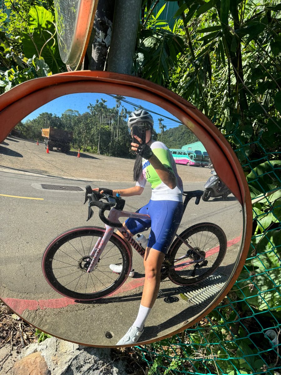 今日サイクリング中に猿に道をふさがれて食べ物を奪われそうになりました🐒💨。でも私は水をあげました💧。きっと猿も「この人、貧しすぎるだろう」と思っているでしょうね🤣。