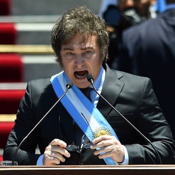 NewsLiberdade's tweet photo. 🚨URGENTE - Milei assina decreto que proíbe o Tesouro Nacional da Argentina de imprimir dinheiro para financiar gastos públicos https://t.co/Nh1Kr0Zh9U