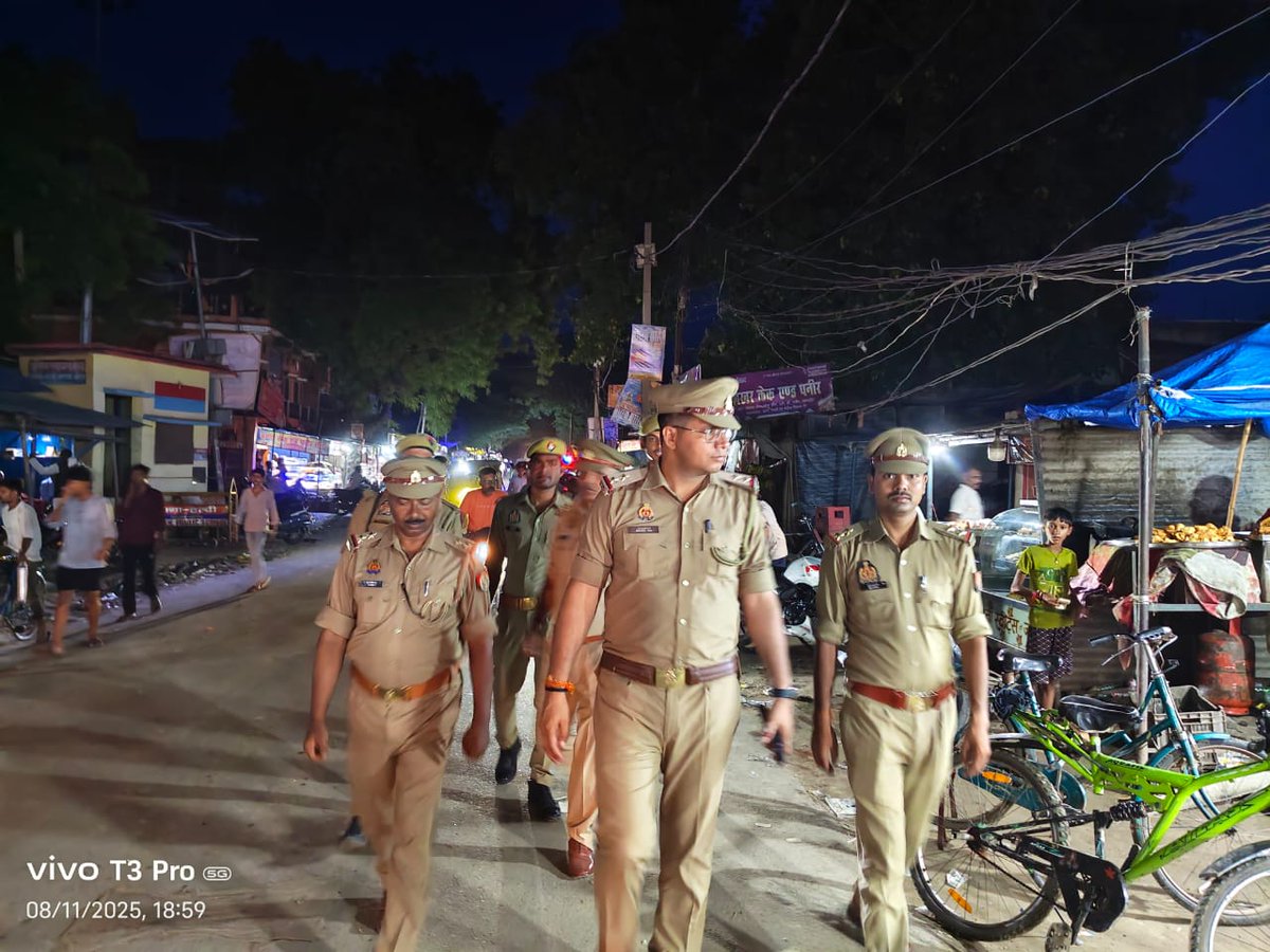 #SPBallia श्री ओमवीर सिंह के निर्देशन में जनपद में आगामी त्यौहारों व शांति एवं कानून व्यवस्था बनाए रखने तथा आमजन में सुरक्षा का भाव जागृत करने के उद्देश्य से #Ps_हल्दी पुलिस द्वारा मुख्य मार्गाें व अन्य भीड़ वाले  स्थानों पर पैदल गस्त की गई।

#Ballia #बलिया #UPPolice