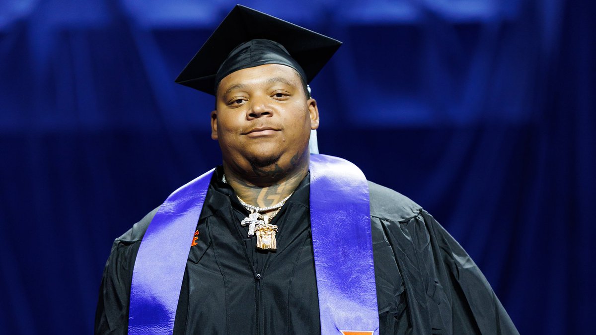 GatorsFB's tweet photo. Gator Grads 🐊🎓

#GatorMade https://t.co/bSk9IopA4n