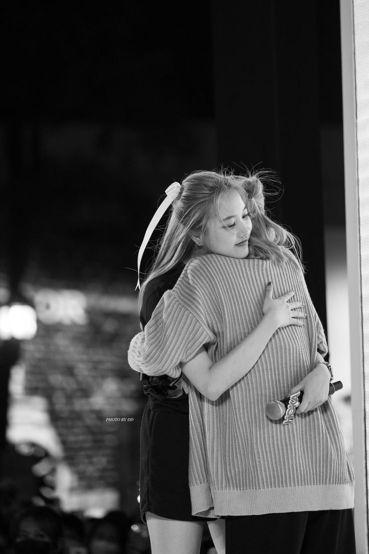 FBdoublesugar's tweet photo. Two meaningful hugs 🥺🥺🫂
If you know you know 😢

#ฟรีนเบค #FreenBecky
#srchafreen #beckysangels https://t.co/CHOWdQr9Ek