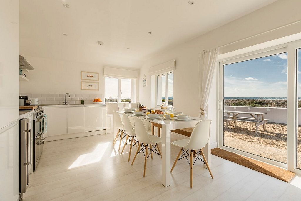 TheHolidayCots's tweet photo. ❗ Special Offer ❗
The Beach House has hugely discounted last-minute availability.
Book your stay this weekend from 15th - 18th Aug, only £1895.
🛏️ Sleeps 8
https://t.co/uvUZSISd5d
#SpecialOffer #Discount #LateAvailability #SummerHoliday #Beach #FamilyHoliday #HaylingIsland https://t.co/RtUVLtmIL5