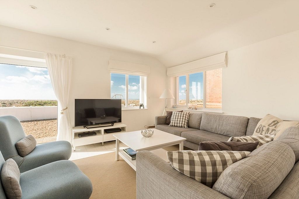 TheHolidayCots's tweet photo. ❗ Special Offer ❗
The Beach House has hugely discounted last-minute availability.
Book your stay this weekend from 15th - 18th Aug, only £1895.
🛏️ Sleeps 8
https://t.co/uvUZSISd5d
#SpecialOffer #Discount #LateAvailability #SummerHoliday #Beach #FamilyHoliday #HaylingIsland https://t.co/RtUVLtmIL5
