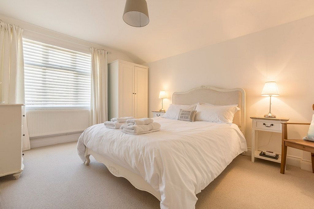 TheHolidayCots's tweet photo. ❗ Special Offer ❗
The Beach House has hugely discounted last-minute availability.
Book your stay this weekend from 15th - 18th Aug, only £1895.
🛏️ Sleeps 8
https://t.co/uvUZSISd5d
#SpecialOffer #Discount #LateAvailability #SummerHoliday #Beach #FamilyHoliday #HaylingIsland https://t.co/RtUVLtmIL5