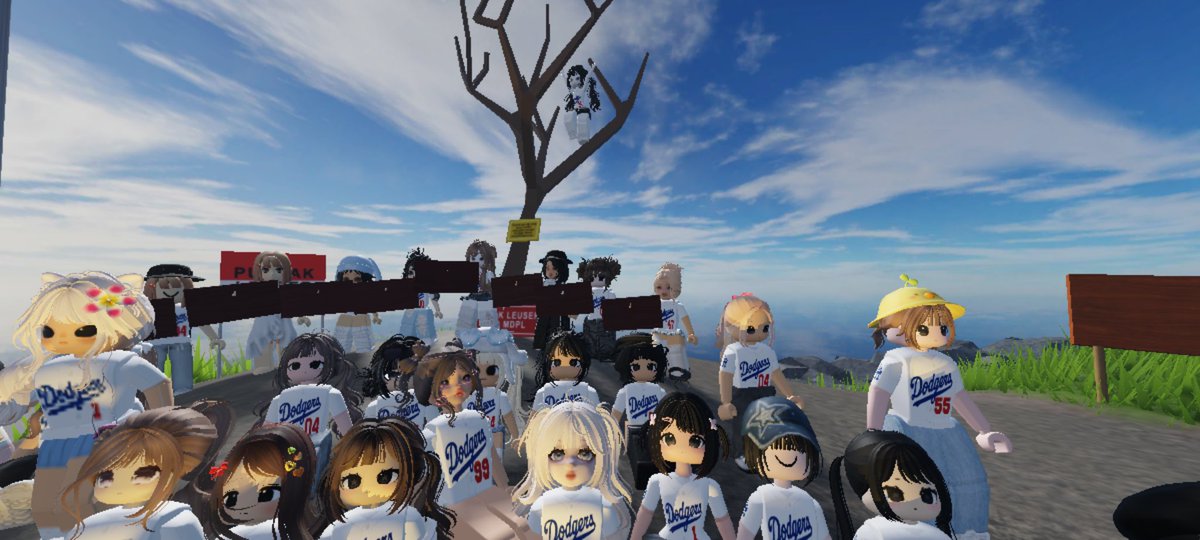 the1only_ruru's tweet photo. Sekarang keknya gapernah absen kalau mabar ma teume ☝🏻🥶 Ga bakal capek buat bilang ini seru bangett bangett 👋🏻 #teumblox #treasure #treasuremakers #roblox https://t.co/GUFw6PzujJ