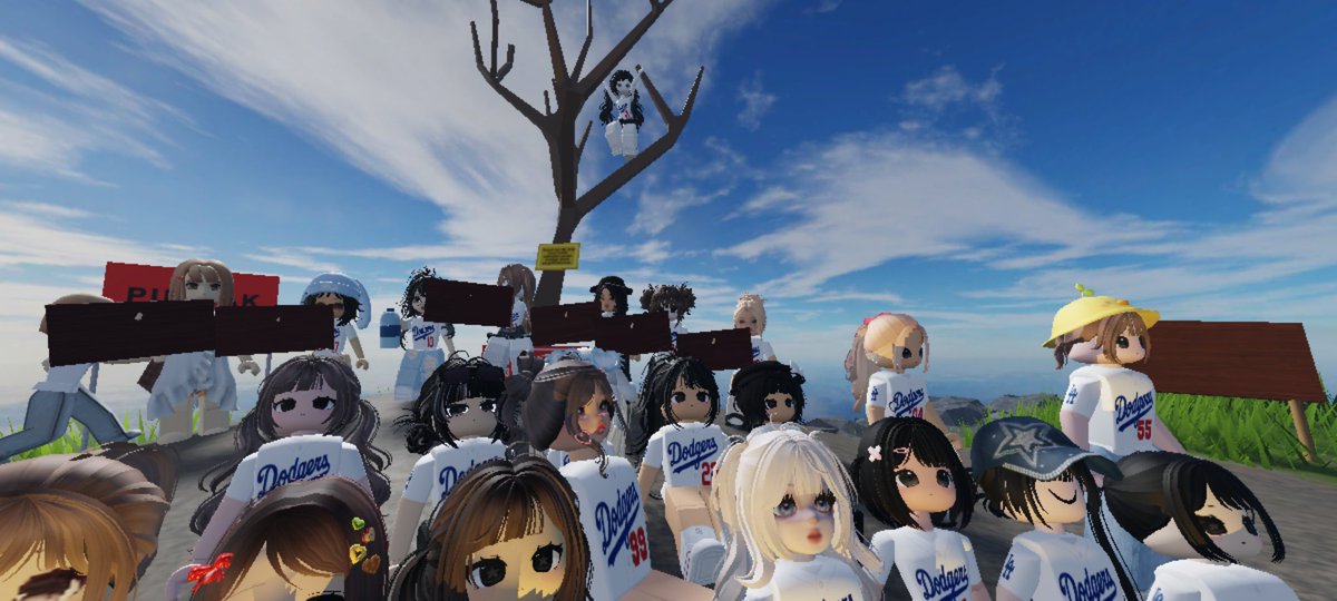 the1only_ruru's tweet photo. Sekarang keknya gapernah absen kalau mabar ma teume ☝🏻🥶 Ga bakal capek buat bilang ini seru bangett bangett 👋🏻 #teumblox #treasure #treasuremakers #roblox https://t.co/GUFw6PzujJ