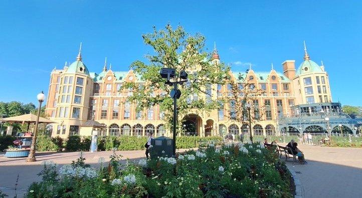 MarcelvanGerven's tweet photo. Slapen onder een #Prefa dak in het nieuwe Grand Hotel van de #Efteling . Is het geen sprookje ! https://t.co/aZ3T6scUWU