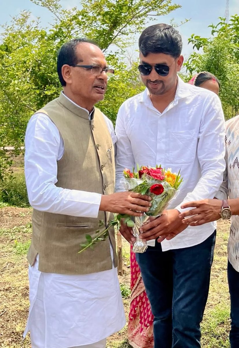 Amit_maran22's tweet photo. वरिष्ठ समाजसेवी एवं युवाओं में अपनी अलग पहचान रखने वाले मेरे परम मित्र भाई कपिल मीना जी को जन्मदिन की हार्दिक हार्दिक बधाई एवं शुभकामनाएं 💐🎂🍫 
@ChouhanShivraj 
@OfficeofSSC https://t.co/NQY5ydrF13