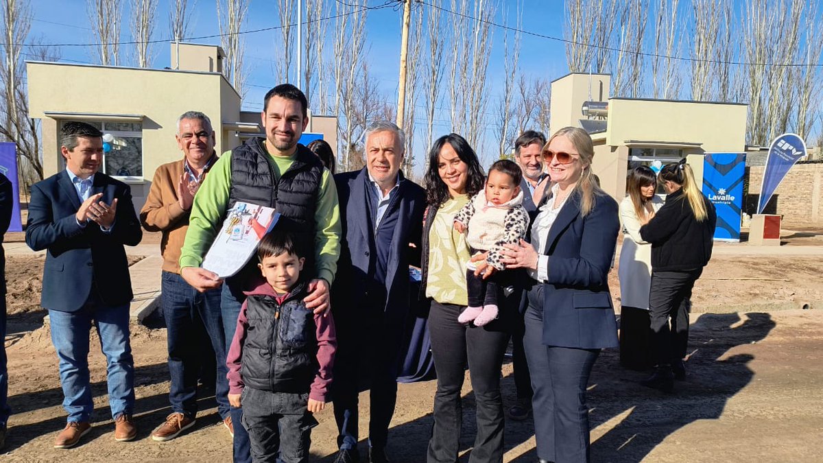 Entrega de viviendas
En el Barrio Virgen del Rosario entregamos las llaves de sus casas a los nuevos adjudicatarios.
