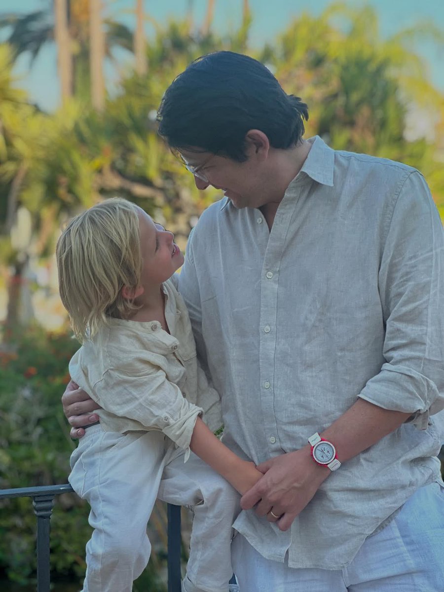 Una imagen que hoy me rompe el alma. Miguel, tu sonrisa y tu amor quedarán grabados en Alejandro para siempre. Te fuiste demasiado pronto, pero tu presencia vivirá en cada paso que él dé.