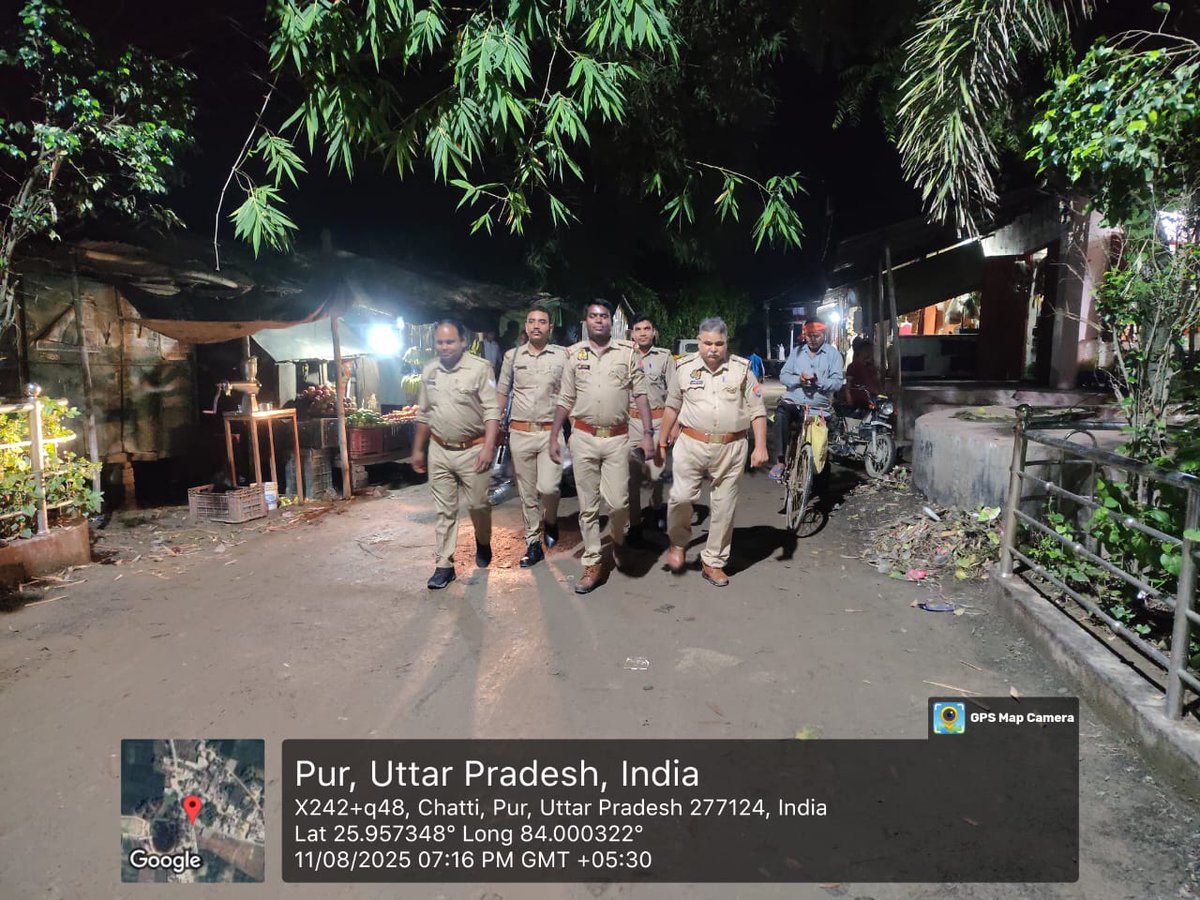 #SPBallia श्री ओमवीर सिंह के निर्देशन में जनपद में आगामी त्यौहारों व शांति एवं कानून व्यवस्था बनाए रखने तथा आमजन में सुरक्षा का भाव जागृत करने के उद्देश्य से #Ps_पकड़ी पुलिस द्वारा मुख्य मार्गाें व अन्य भीड़ वाले  स्थानों पर पैदल गस्त की गई।

#Ballia #बलिया #UPPolice