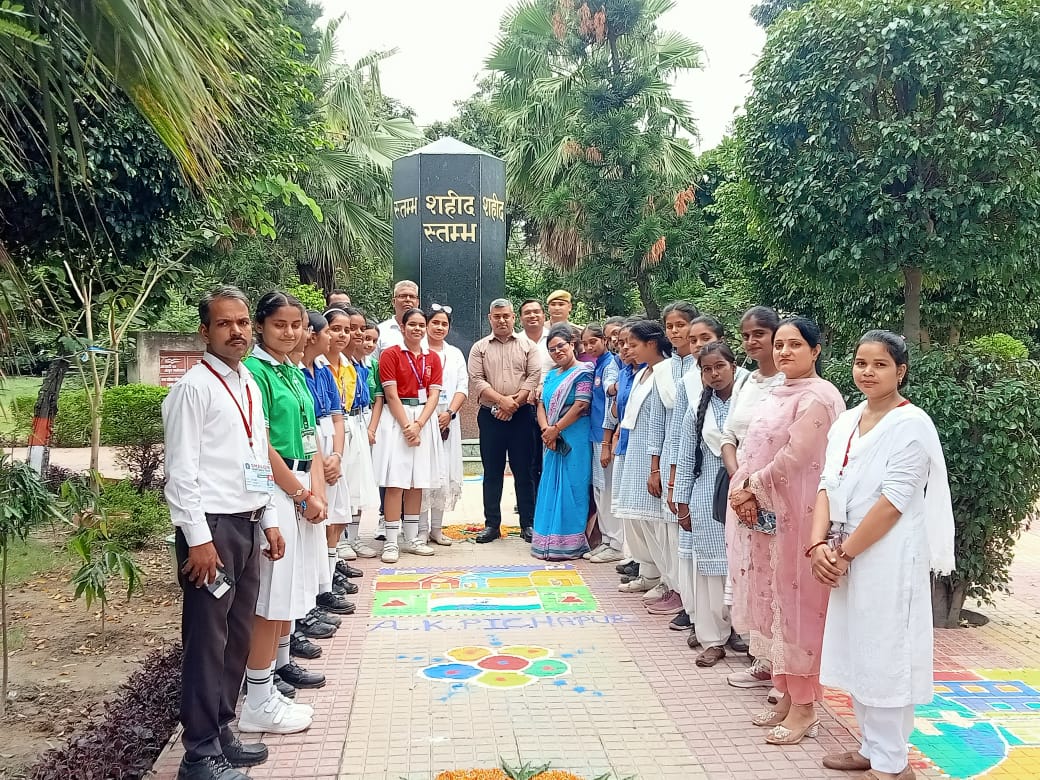 DmHapur's tweet photo. हर घर तिरंगा अभियान के अंतर्गत छात्र-छात्राओं ने अपने घरों पर तिरंगा लगाने का संकल्प लिया और सेल्फी प्वॉइंट पर तस्वीरें भी खिंचवाईं। कार्यक्रम का शुभारंभ छात्राओं द्वारा सरस्वती वंदना से हुआ, इसके पश्चात देशभक्ति गीत व योग प्रस्तुति की गई।@CMOfficeUP @ChiefSecyUP @CommissionerMe3 https://t.co/5yoeIf5rYp