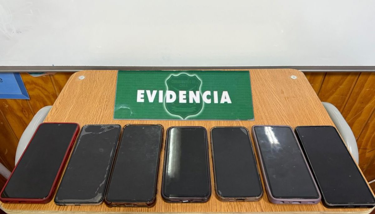 CarabTarapaca's tweet photo. En el marco de la Festividad de San Lorenzo, este fin de semana, personal de Carabineros logró la detención de 04 individuos quienes se dedicaban al hurto de teléfonos celulares, recuperando 07 teléfonos celulares de distintas victimas.
#CarabinerosDeChile https://t.co/iABGc6WTbj