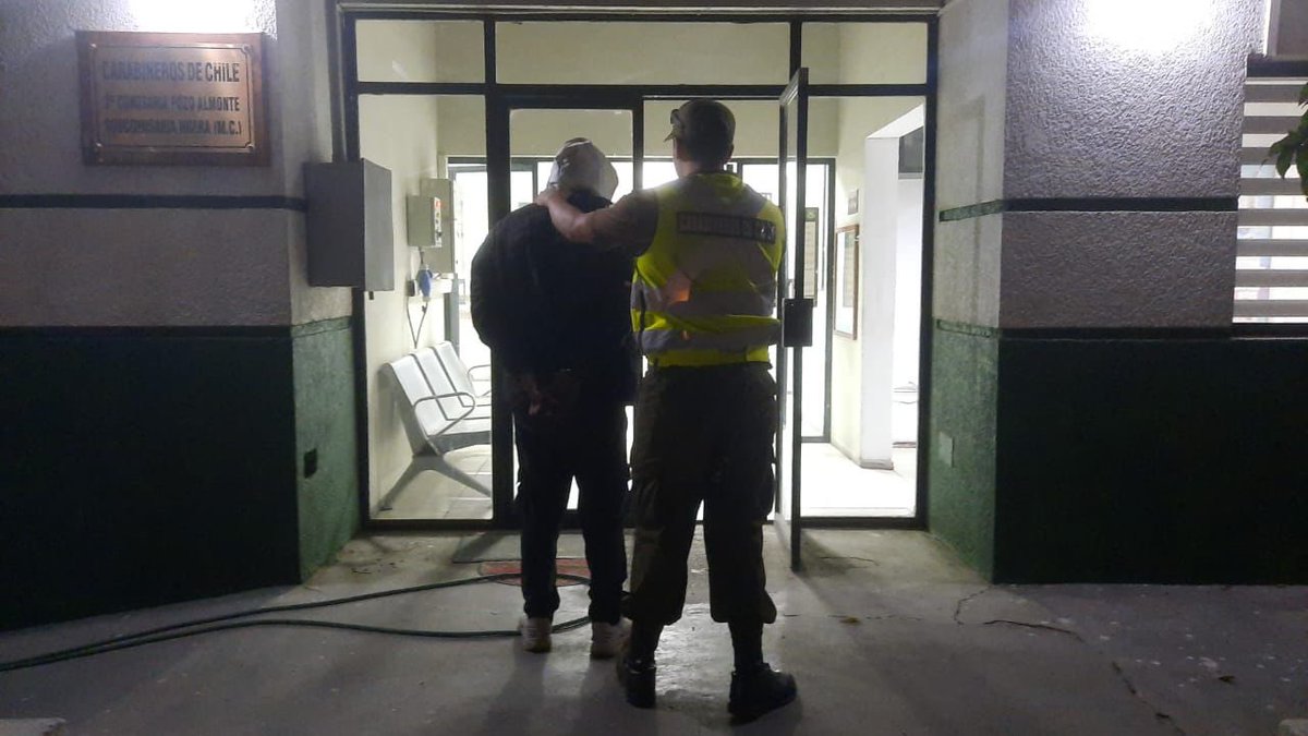 CarabTarapaca's tweet photo. En el marco de la Festividad de San Lorenzo, este fin de semana, personal de Carabineros logró la detención de 04 individuos quienes se dedicaban al hurto de teléfonos celulares, recuperando 07 teléfonos celulares de distintas victimas.
#CarabinerosDeChile https://t.co/iABGc6WTbj