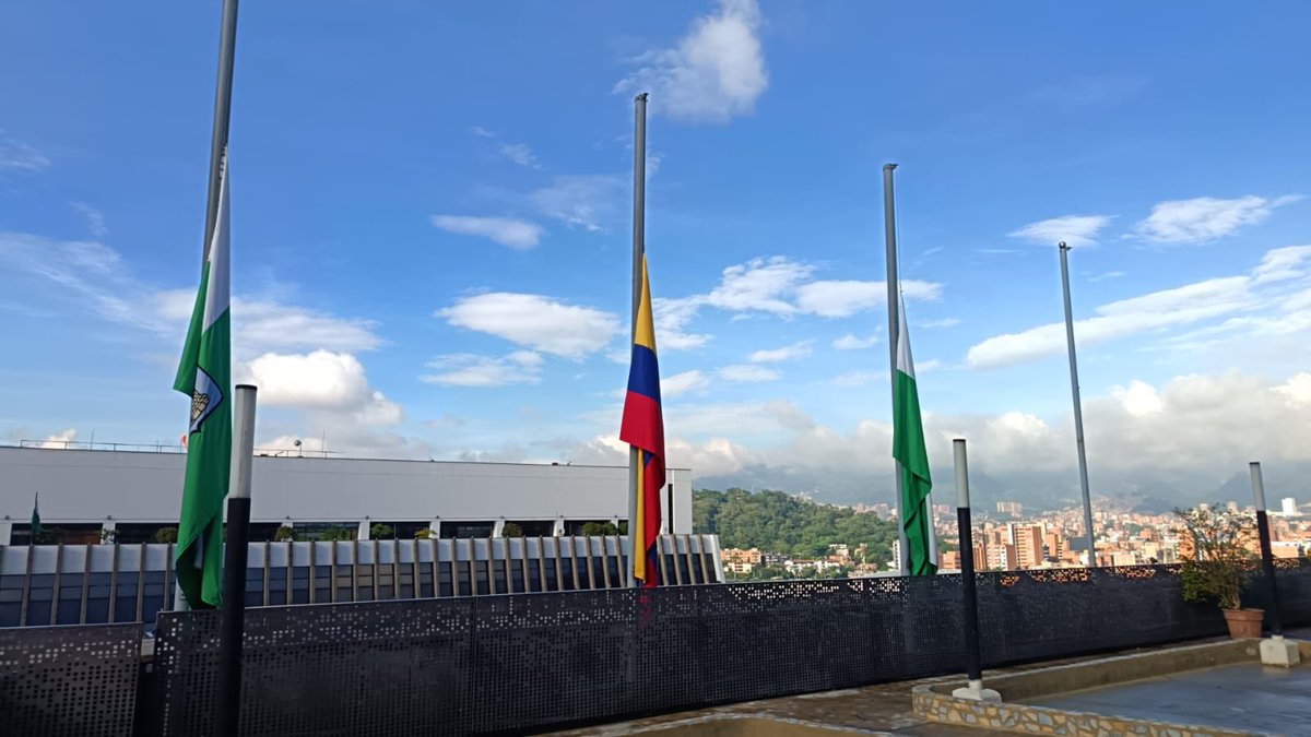 Como Alcalde de Medellín, he decretado tres días de duelo oficial en la ciudad, en
honor a Miguel Uribe y como mensaje de rechazo absoluto a este crimen. 🙏🏻

Durante estos tres días, izaremos las banderas a media asta en todas las dependencias y espacios públicos de Medellín.