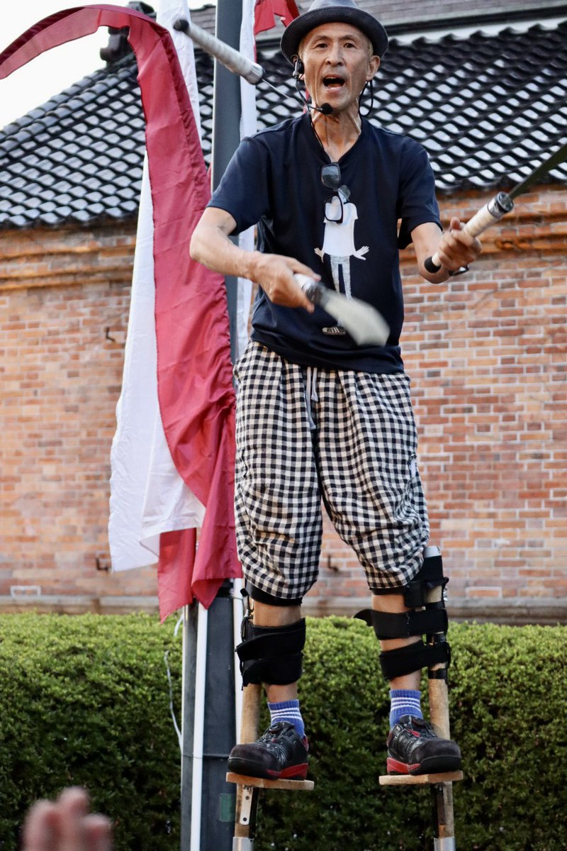 fuming2116's tweet photo. SUKE3&amp;SHUさんが来れなくなって残念😔
でも！急遽来てくれた川原彰さん。
素晴らしいパフォーマンス！！
来年のSUKE3&amp;SHUさんを
楽しみにしていて下さいって宣伝までしてくれていて
とっても素敵な方でした🫶

１年で一番活動的な私の１週間終了🙌

#はこだて国際民俗芸術祭 
#wmdf #wmdf2025 
#川原彰 https://t.co/G94phClawX