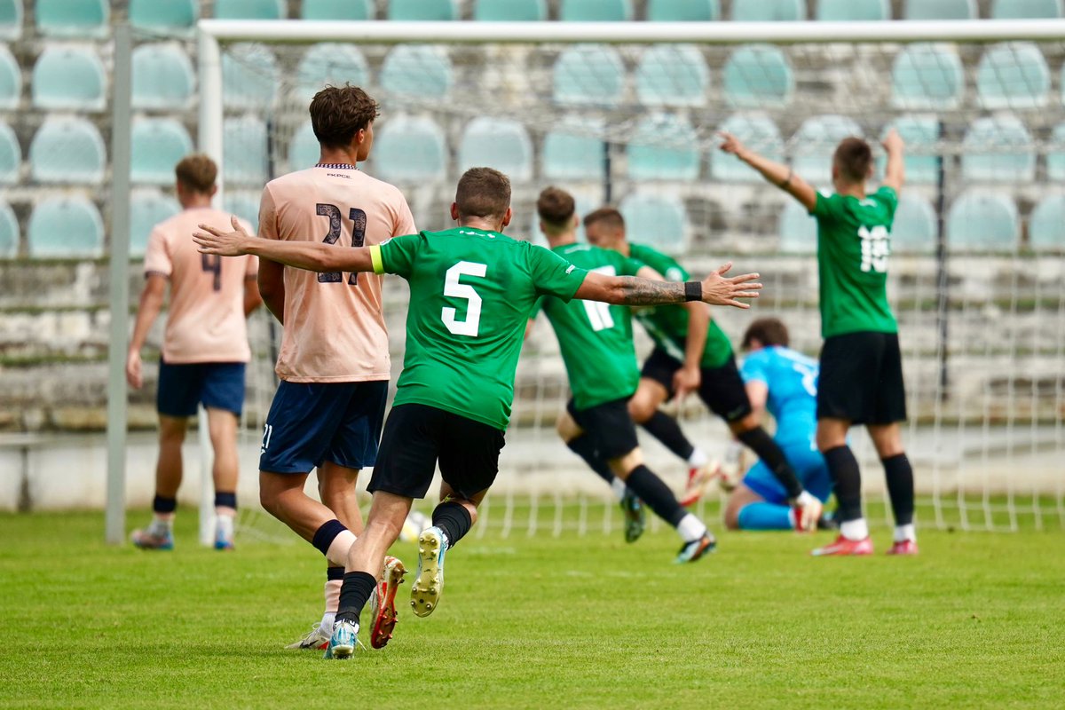 A-mužstvo zvládlo vstup do soutěže vítězně, po jasné převaze v první půli porazilo Pardubice B nakonec pouze 2:1 (branky Ondra Podzimek a Ruda Novák)