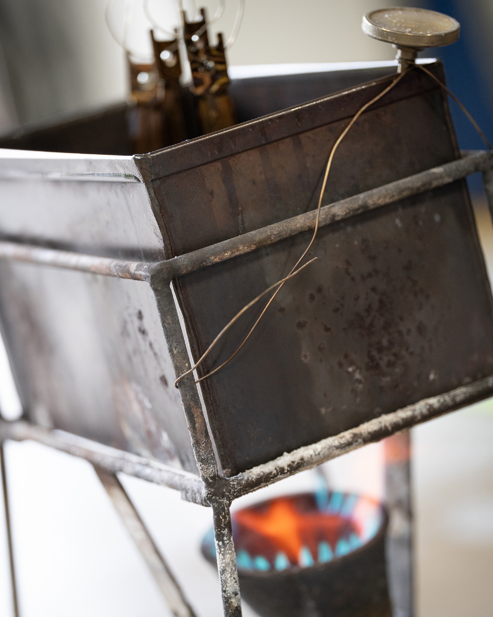 microtechknives's tweet photo. Molten hues in motion—crafted with exacting skill.
#MicrotechMonday #BlueingProcess #CustomsShop #MarfioneCustom https://t.co/R9ALcqPCbE