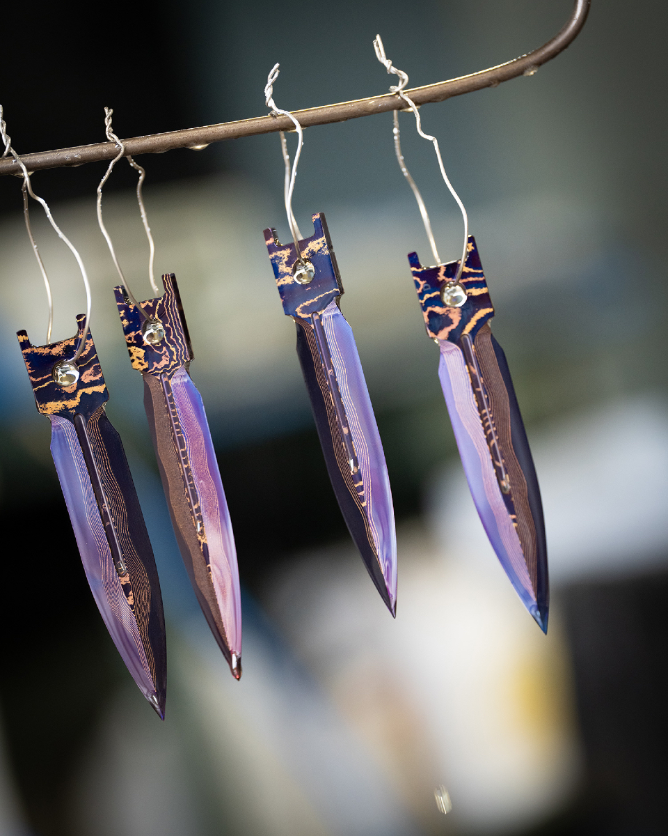 microtechknives's tweet photo. Molten hues in motion—crafted with exacting skill.
#MicrotechMonday #BlueingProcess #CustomsShop #MarfioneCustom https://t.co/R9ALcqPCbE