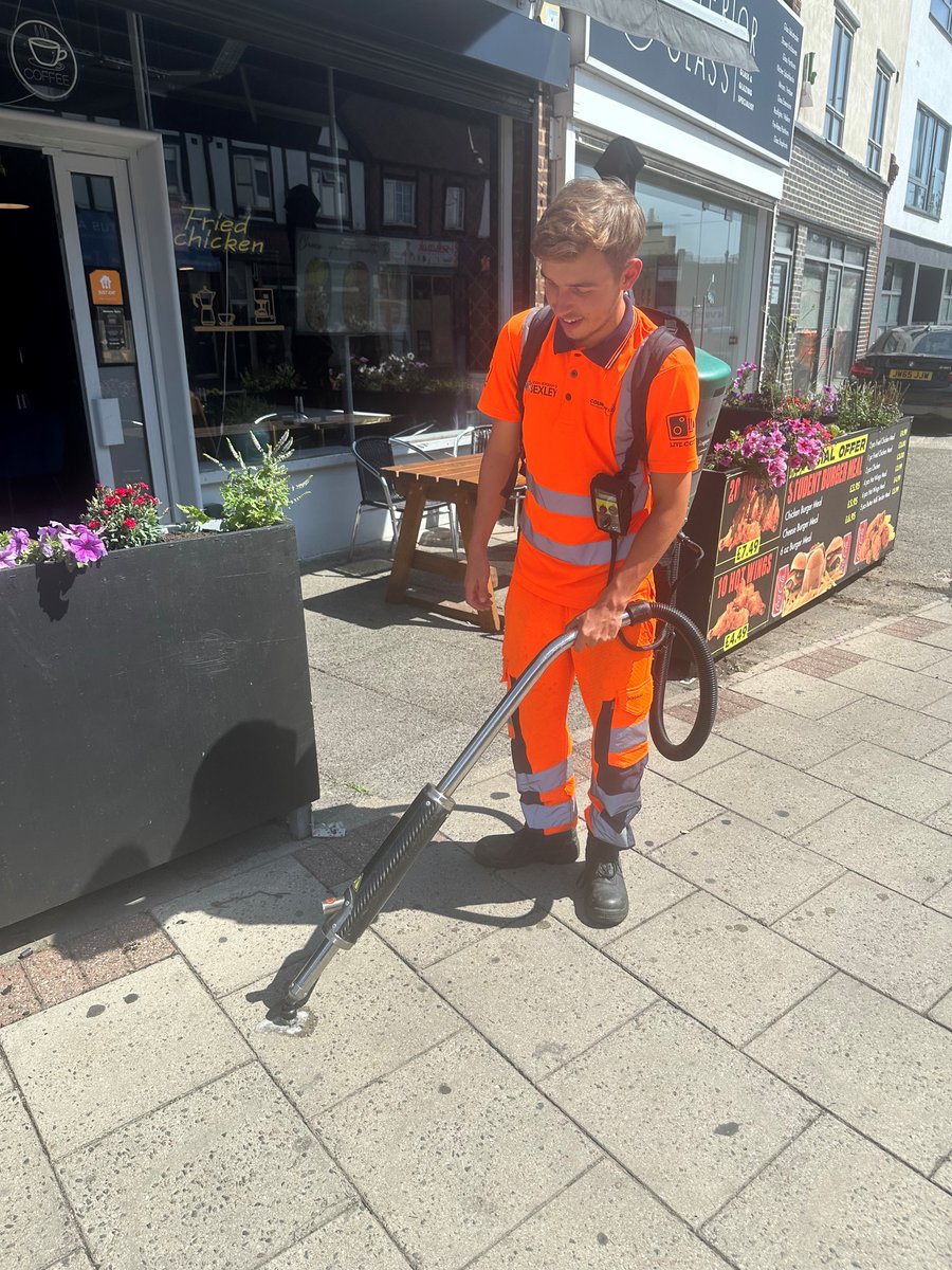 LBofBexley's tweet photo. No job is too sticky for our gum busting Street Cleansing Team who are out and about on Sidcup High Street. Please help keep Bexley clean by binning your gum or you could get a littering fine of up to ยฃ150โก๏ธhttps://t.co/1xW0dX9CZl
#ChewingGumTaskForce #MakingBexleyEvenBetter https://t.co/8Q20LO0WgT