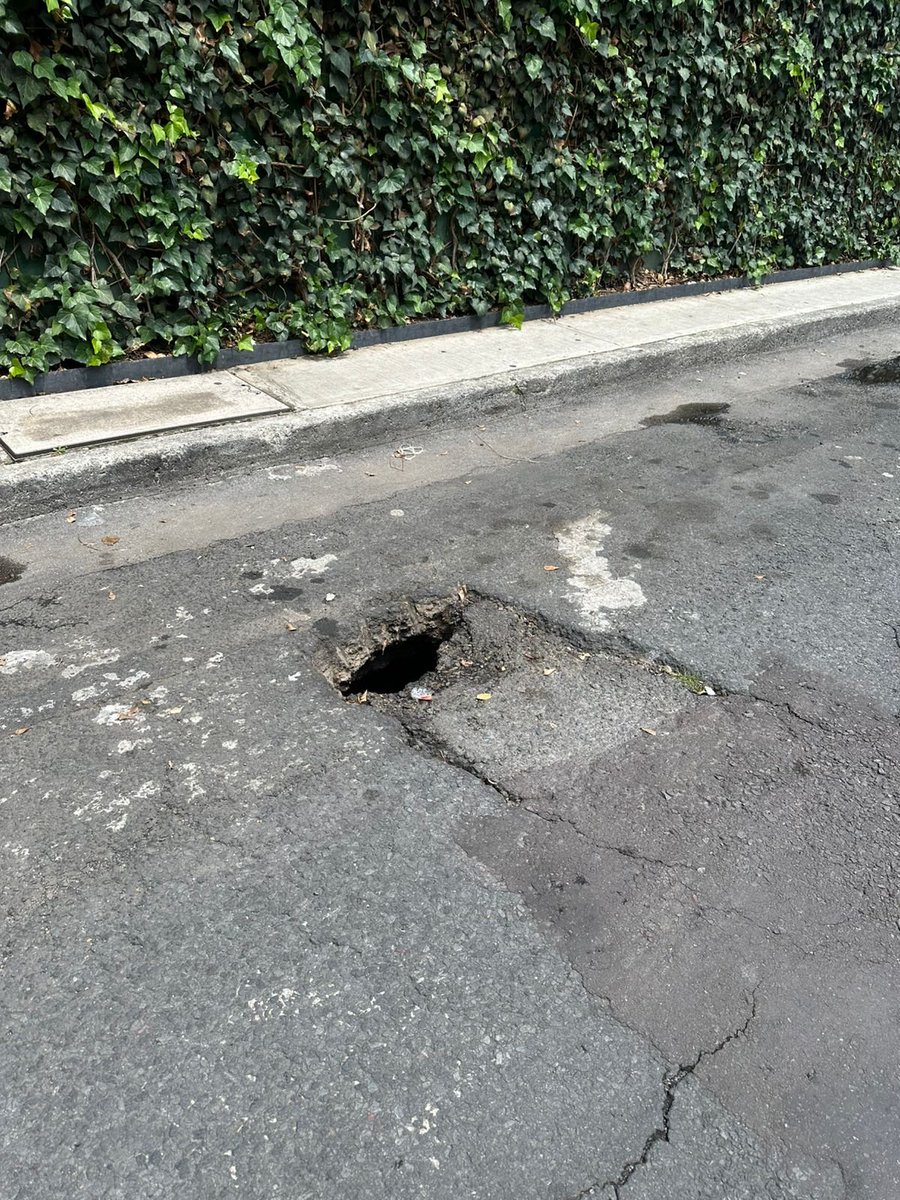 MixcoacAvanza's tweet photo. 🚨⚠️ Riesgo para vehículos y peatones.
Socavón en Cda. Giotto, frente al #10, #Mixcoac (entre Benvenuto Cellini y Giotto), con tubo de drenaje expuesto. Lluvias podrían ampliarlo y colapsar. Urge atención de #DGSUBJ @BJAlcaldia @LuisMendozaBJ @AccionesBJ 🚧 #BenitoJuárez https://t.co/nfCofMsOkM