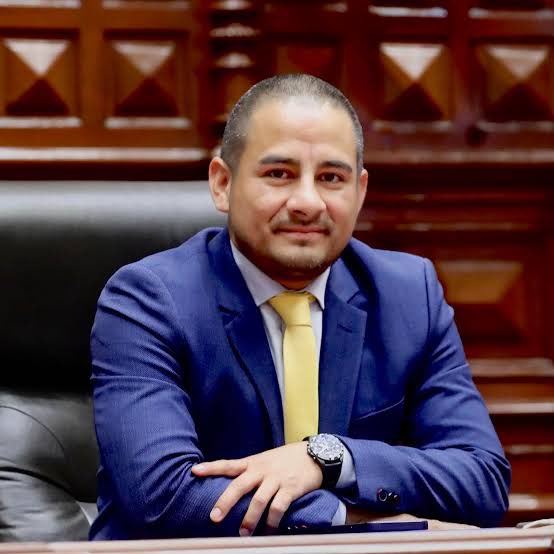 GTejads's tweet photo. Preside la Comisión de Constitución, una de las más importantes del Parlamento.
No registra estudios superiores, y llegó al congreso con 2443 votos, nada más y nada menos.
Regalo de FUERZA POPULAR… https://t.co/4GbNRbYp7y