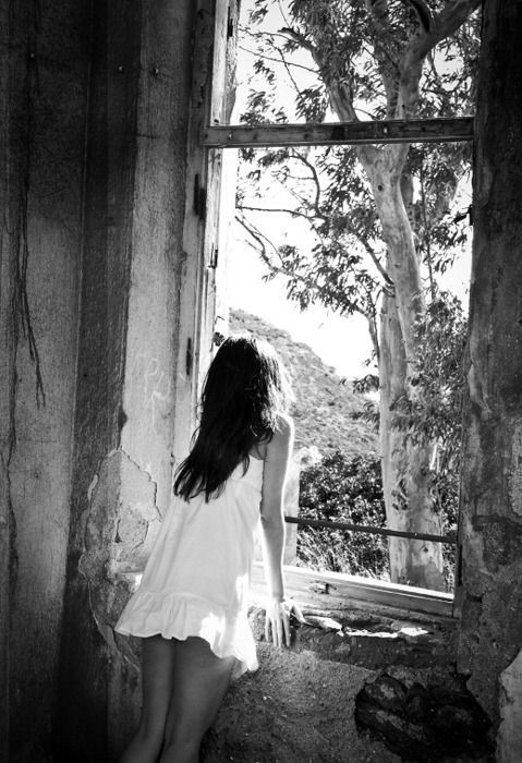 Dans le sillage de son aura
Je me noie dans le vent
Mes pensées se perdent
d'elle, je m'inonde...🤫