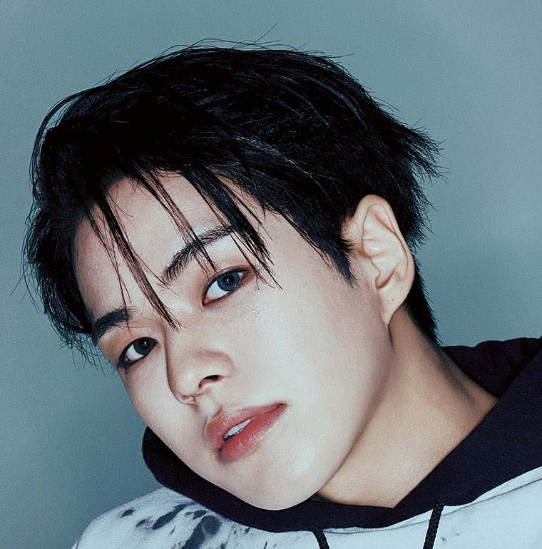 この透き通ったようなお顔がやっぱり大好き過ぎる、、、、てか久々に青カラコン見た、、、、はあ、、好きです本当に