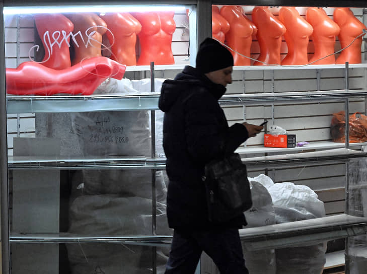 KShevchenkoReal's tweet image. 141,000 companies have vanished in Russia in just six months — outpacing new registrations for the first time since 2022. From fashion brands to car dealers, the closures slice through retail, construction, and industry. #RussiaEconomy feels less like it’s slowing down, and more