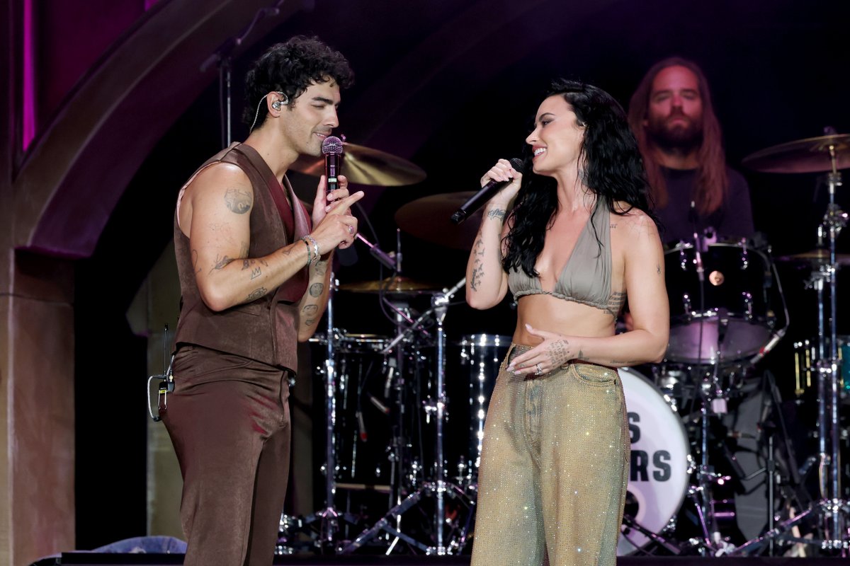 demilovatobr's tweet photo. Fotos profissionais de Mitchie Torres e Shane Gray... ops, Demi Lovato e Joe Jonas se apresentando ontem no show em celebração aos 20 anos do Jonas Brothers. 🤍✨ https://t.co/kCJyZ47gV8