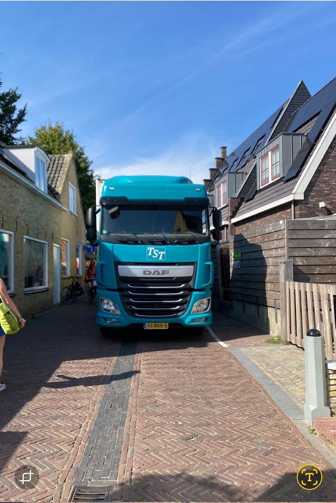 moniquetst's tweet photo. Hoogseizoen op #Terschelling. Bevoorraden van de #Plus supermarkt. #Midsland https://t.co/K6cB1L5uUr