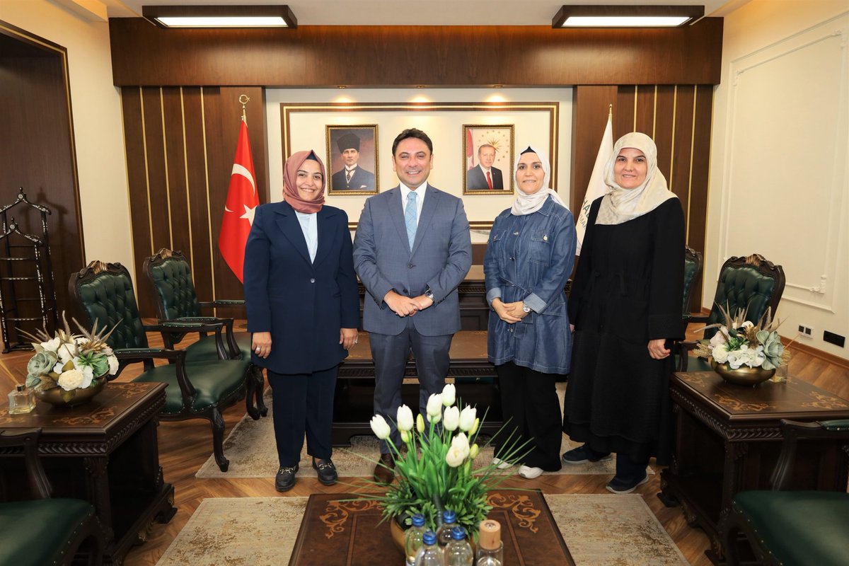 Göbeklitepe Kadın Girişimi Üretim ve İşletme Kooperatifi Başkanı Hatice GÖK ve yönetim kurulu üyeleri, Kaymakamımız Dr. Muhammed Serkan ŞAHİN’i makamında ziyaret etti.

Ziyarette, kooperatifin kadın istihdamına katkı sağlayan üretim çalışmaları, yerel ürünlerin tanıtımı ve bölge