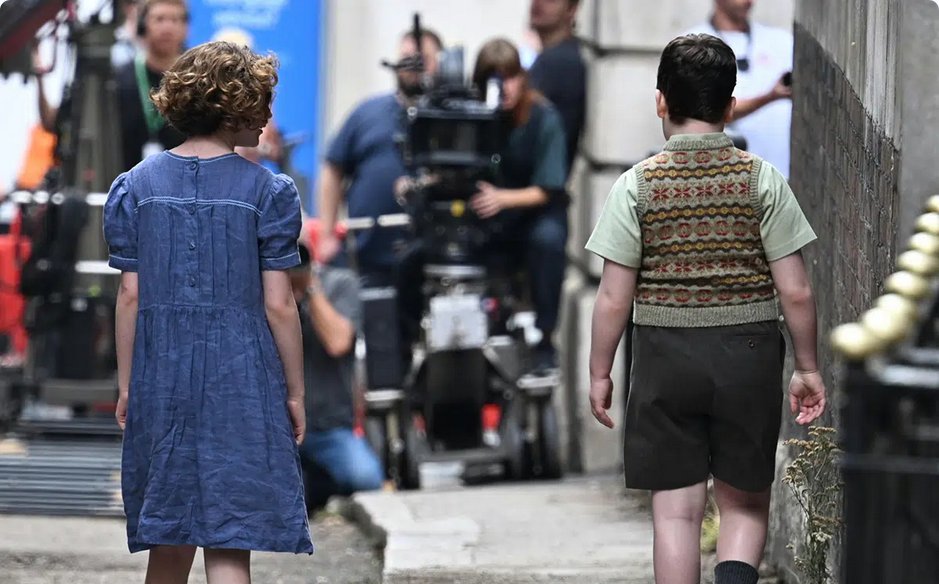 NarniaWeb's tweet photo. Is this our first glimpse of Digory and Polly? 👀

As filming for Greta Gerwig's adaptation of The Magician's Nephew begins in London, new snapshots and video from the film set are revealed via @whatonnetflix and @UnBoxPHD!

🔗 https://t.co/7diotuKWWy https://t.co/l0rl6QQDoX