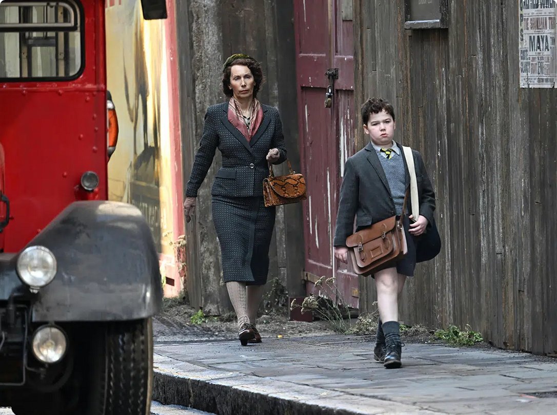 Is this our first glimpse of Digory and Polly? 👀

As filming for Greta Gerwig's adaptation of The Magician's Nephew begins in London, new snapshots and video from the film set are revealed via <a href="/whatonnetflix/">What's on Netflix</a> and <a href="/UnBoxPHD/">UnBoxPHD</a>!

🔗 narniaweb.com/2025/08/first-…