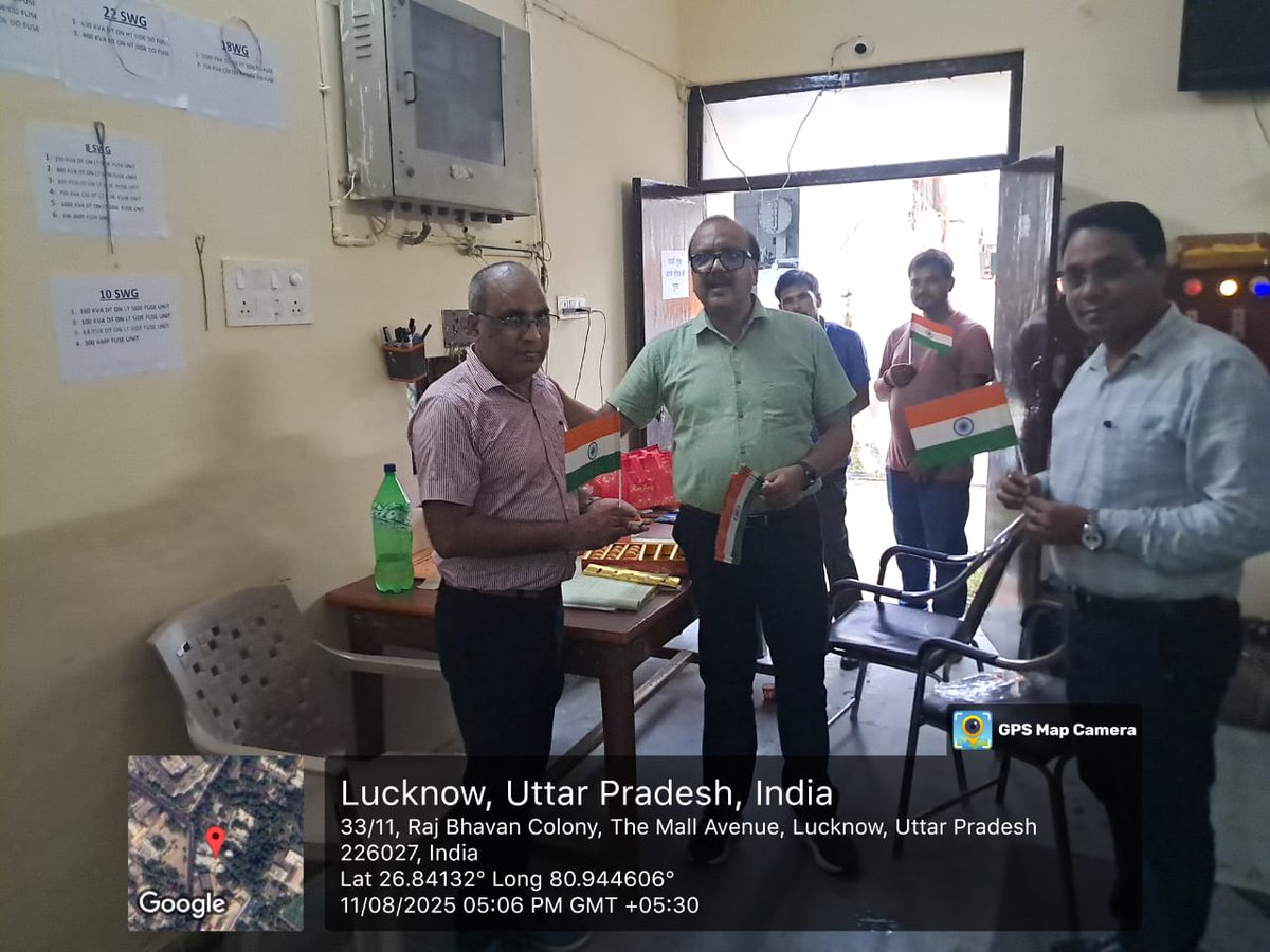 मुख्य अभियंता  लखनऊ मध्य क्षेत्र  द्वारा हर घर तरंगा अभियान के तहत 33/11 KV राजभवन उपकेंद्र पर समस्त स्टाफ को तिरंगा झंडा देकर मिठाई वितरित की गई एवं अच्छे कार्य करने हेतु प्रेरित किया गया ।<a href="/myogioffice/">Yogi Adityanath Office</a> <a href="/aksharmaBharat/">A K Sharma</a> <a href="/CMOfficeUP/">CM Office, GoUP</a> <a href="/MVVNLHQ/">Madhyanchal Vidyut Vitran Nigam Limited</a> <a href="/MVVNLmd/">MVVNL</a> <a href="/mduppcl/">MDUPPCL</a>