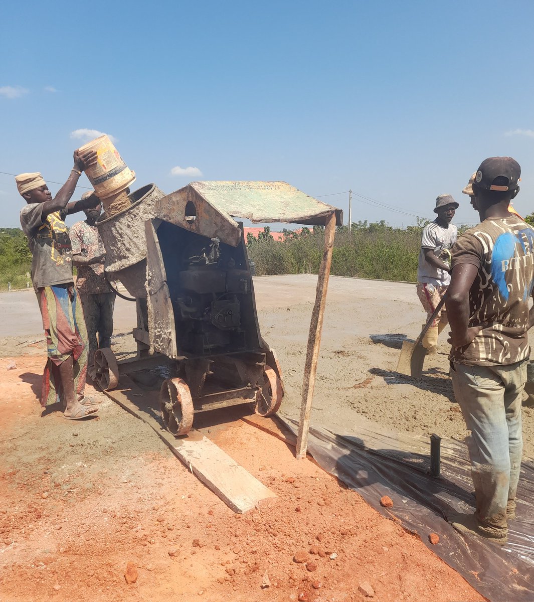 constrfacts247's tweet image. How to Avoid Overpaying for Labour on a Construction Site
• Get at least 3 quotes before hiring.
• Pay per milestone, not upfront.
• Keep a daily log of work done.
• Know the standard rates for your area.
A little research can save you BIG money. 🏗#BuildingTips